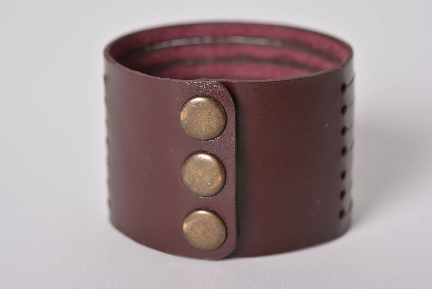 Bracelet cuir large marron fait main Bijoux originaux Accessoire pour femme photo 3