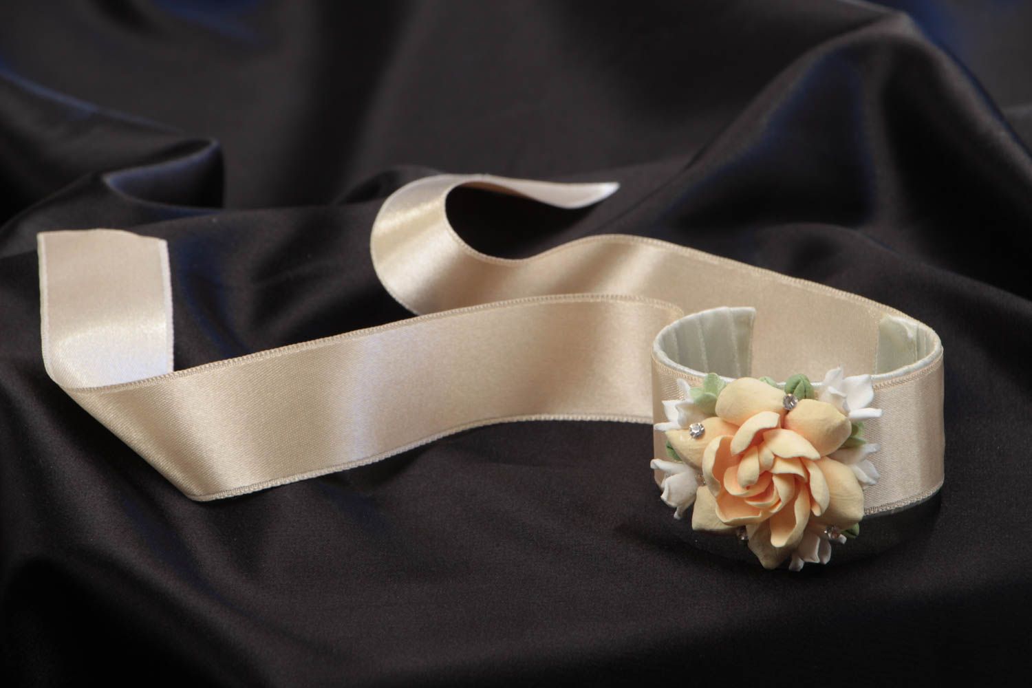 Pulsera de arcilla polimérica y cinta de raso artesanal con flores beige foto 2
