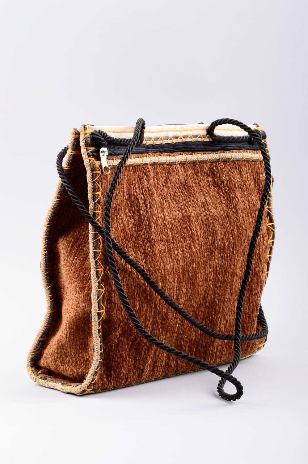 Schöne handgemachte Tasche aus Stoff mit langem Henkel und ethnischen Motiven foto 2