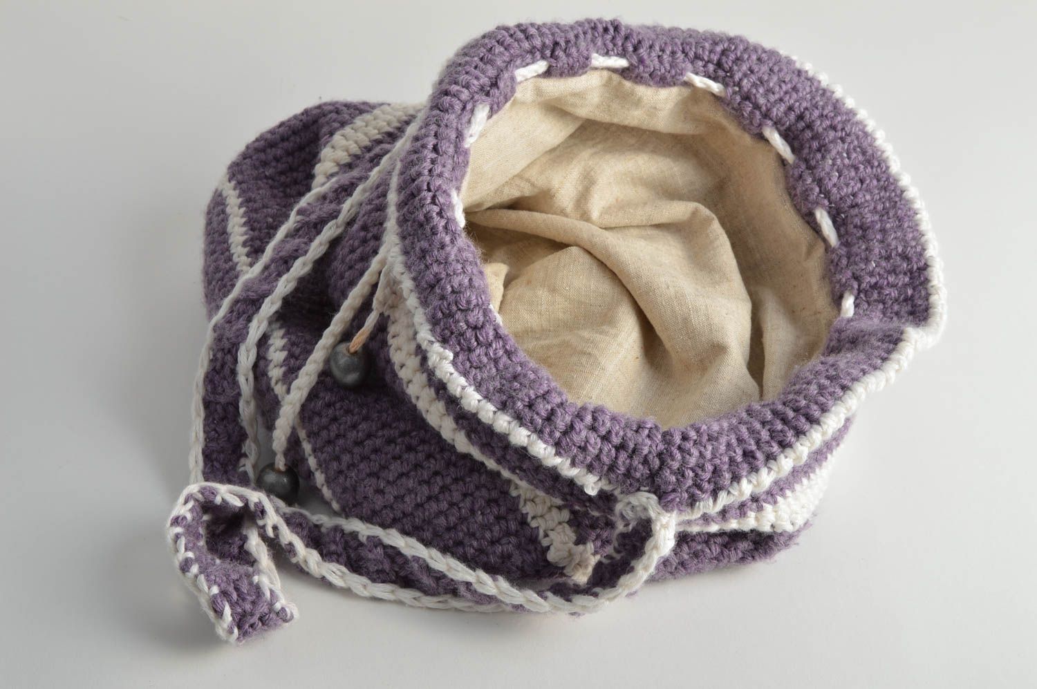 Bolsa tejida a crochet artesanal original con correa larga de color gris foto 4