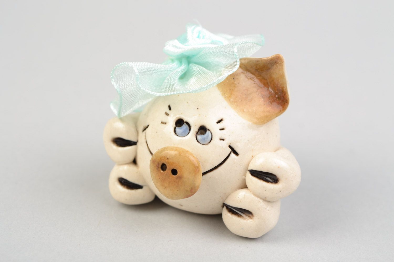 Kleine originelle Deko Figur aus Ton mit Glasur bemalt Schwein mit Blume foto 1