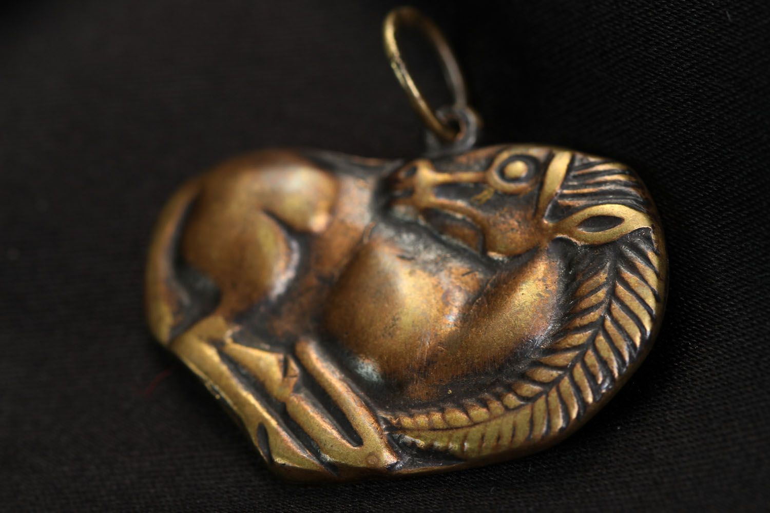 Pendentif cheval scythique en bronze fait main photo 2