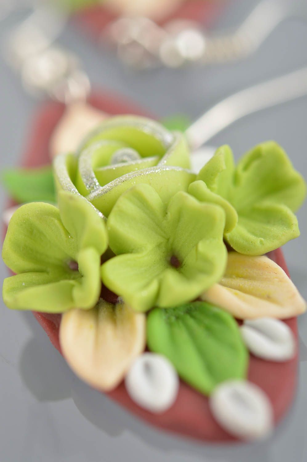Boucles d'oreilles en pâte polymère pendantes faites main Fleurs vertes photo 4