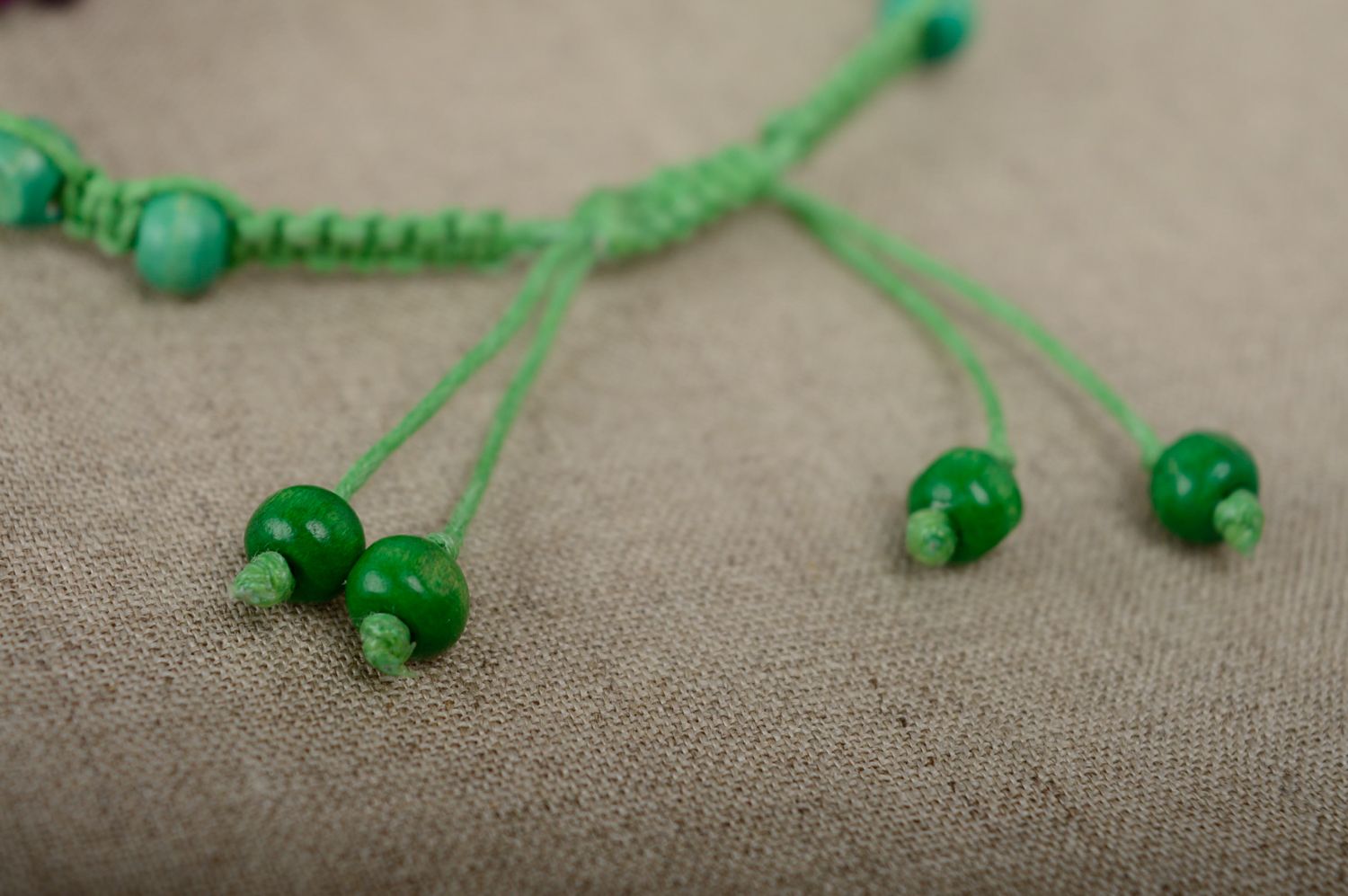 Bracelet en macramé original lacet vert ciré et perles en bois fait main photo 4