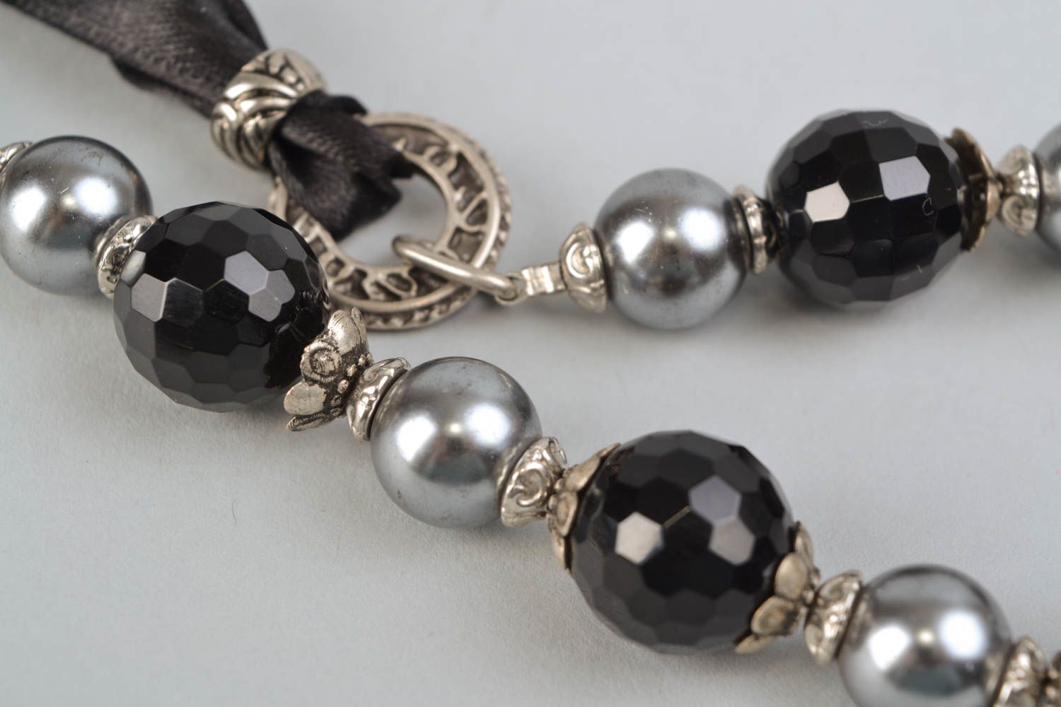Collier en perles céramiques et ruban de satin fait main élégant design noir photo 3