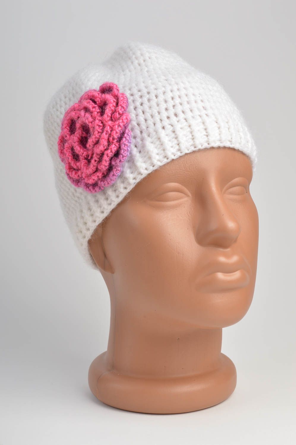 Белая зимняя шапка ручной работы вязаная крючком для девочки с цветочком фото 2
