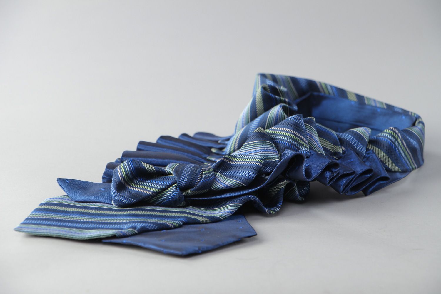 Оригинальное колье из мужских галстуков из шелка и атласа синее фото 3