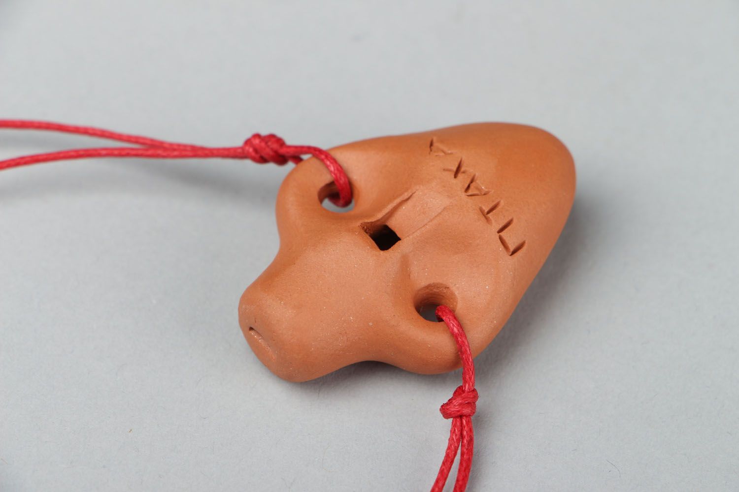 Pendentif sifflet en argile fait main accessoire original avec cordon Amphore photo 3