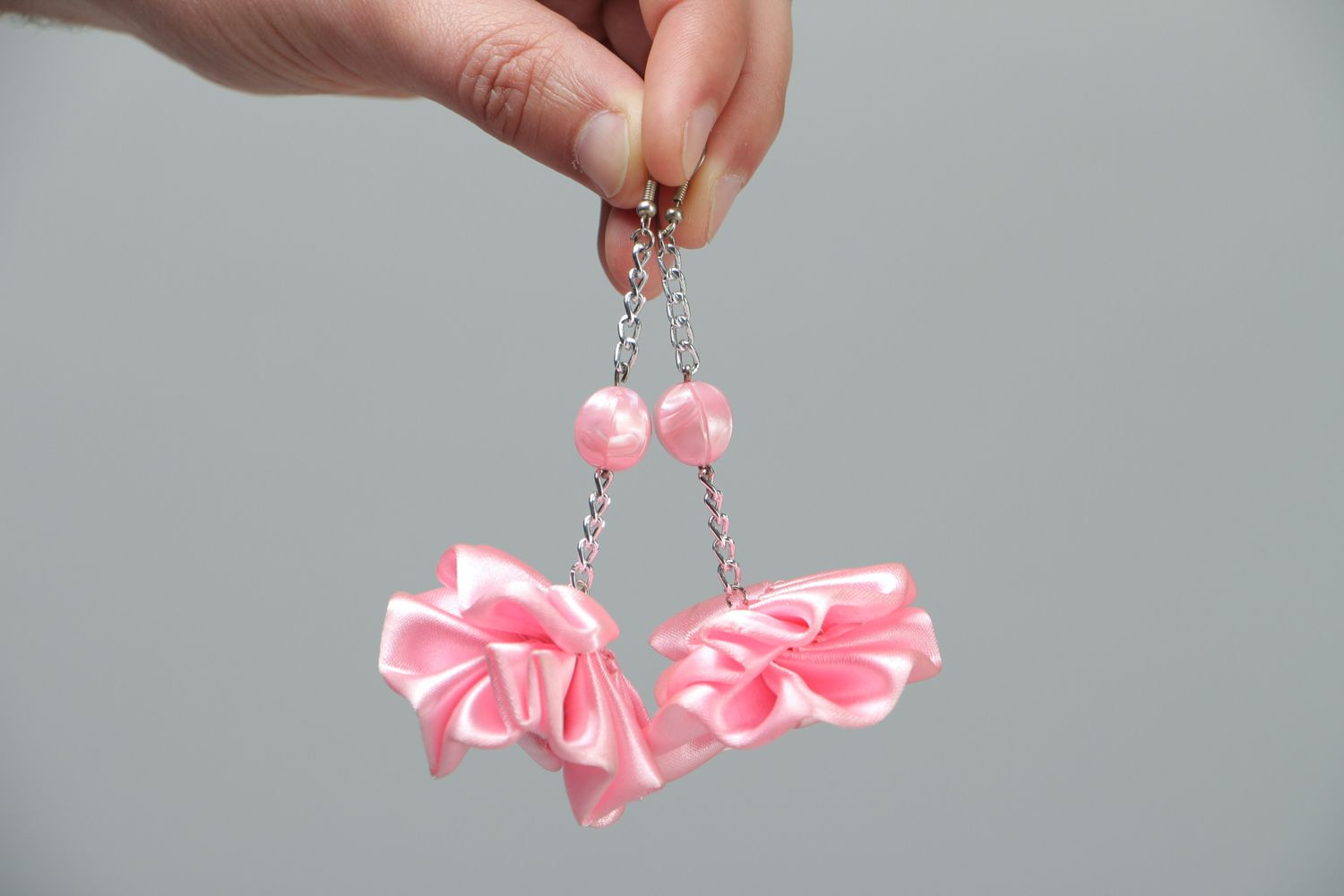 Boucles d'oreilles pendantes faites main en satin rose photo 3