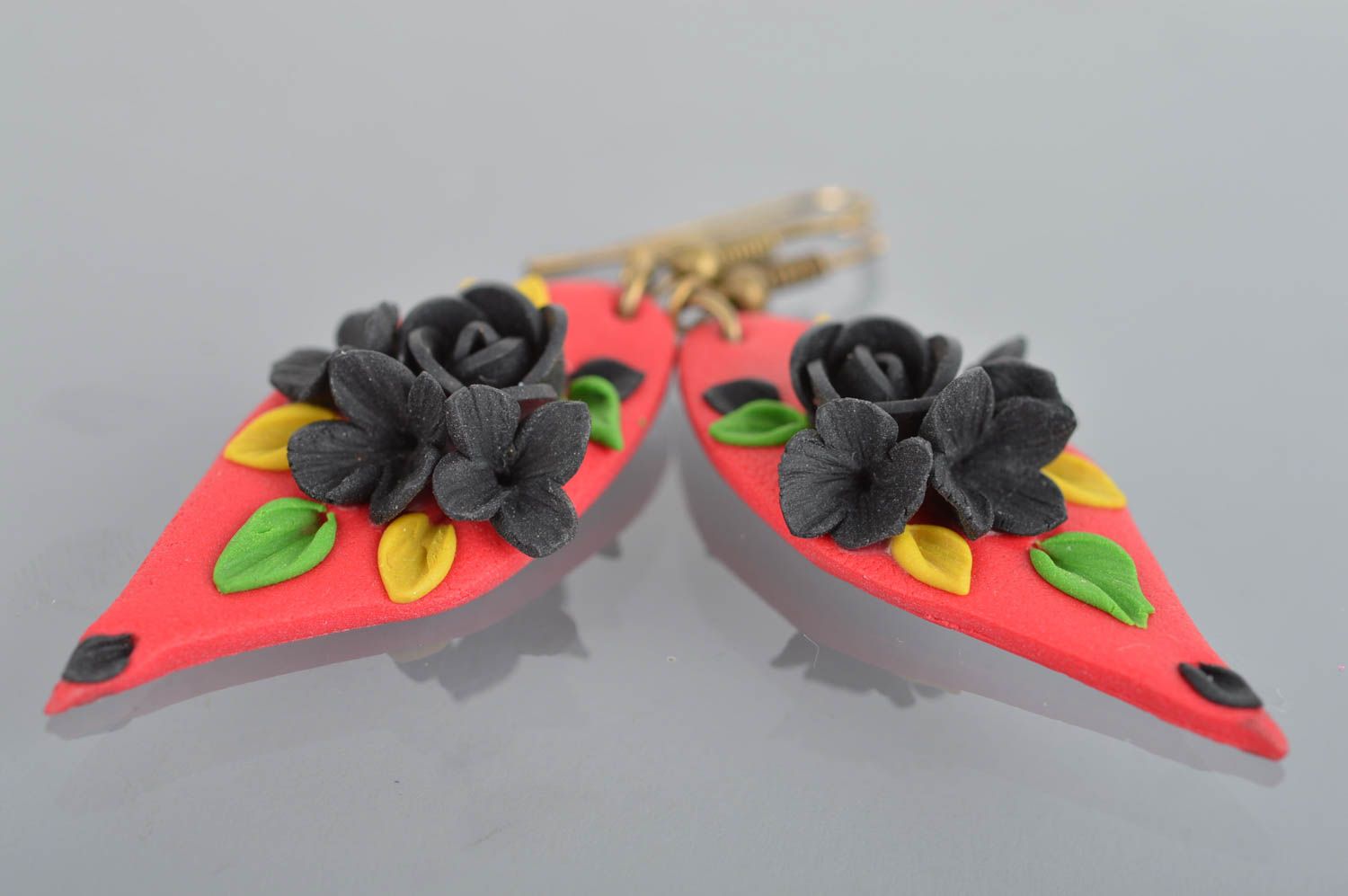 Boucles d'oreilles avec fleurs noir rouge faites main en pâte polymère longues photo 2