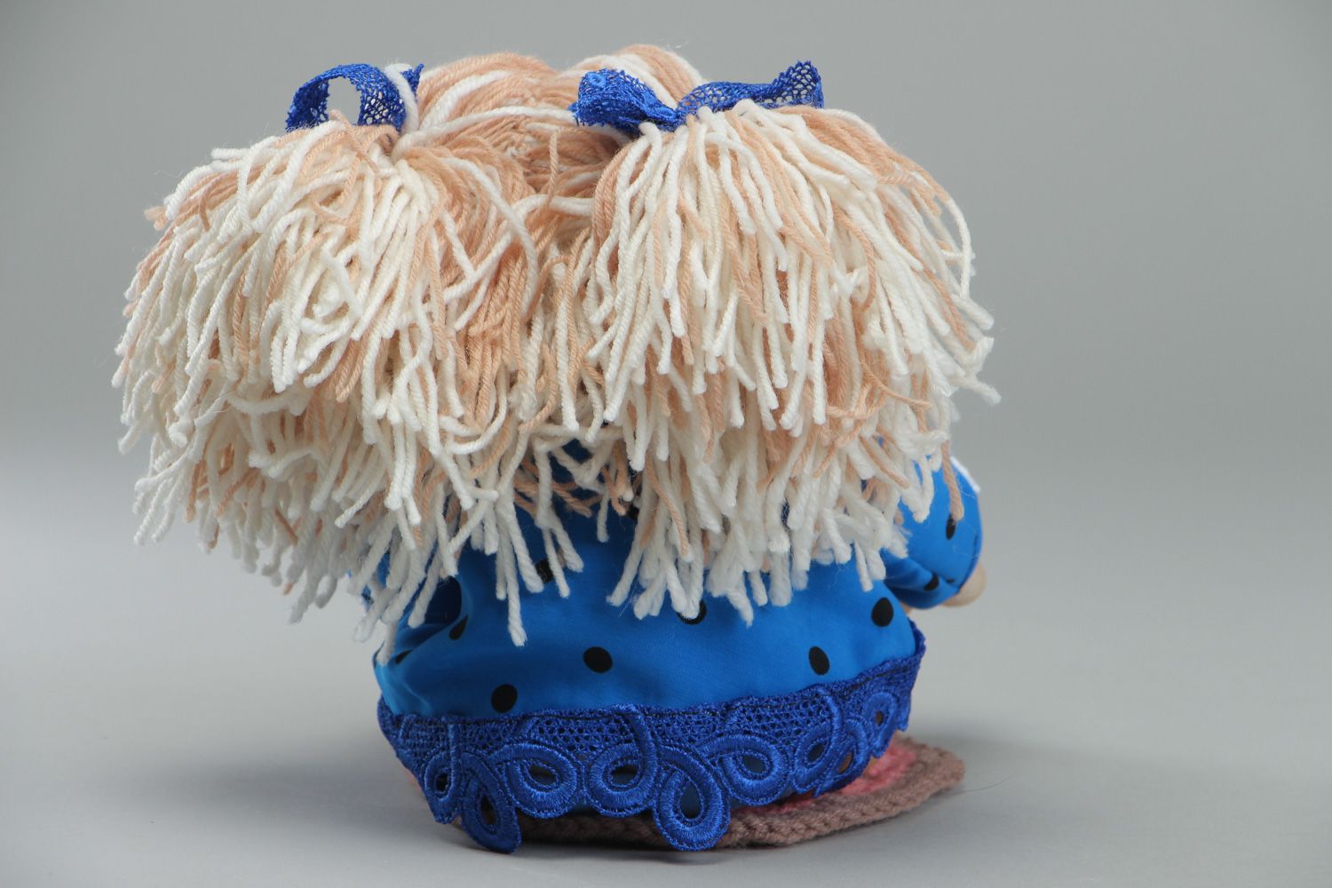 Weiches handmade Kuscheltier aus Textil für Kinder Mädchen im blauen Kleid foto 3