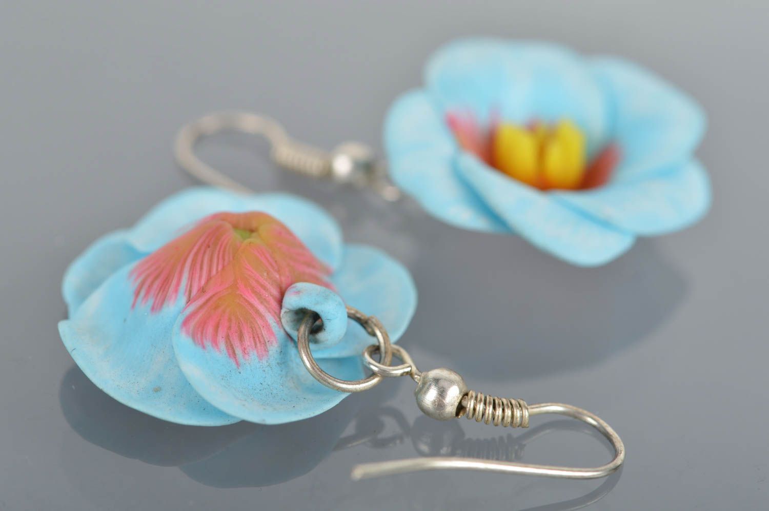 Feine hellblaue einfarbige handgemachte Ohrringe aus Polymerton mit Blumen foto 5