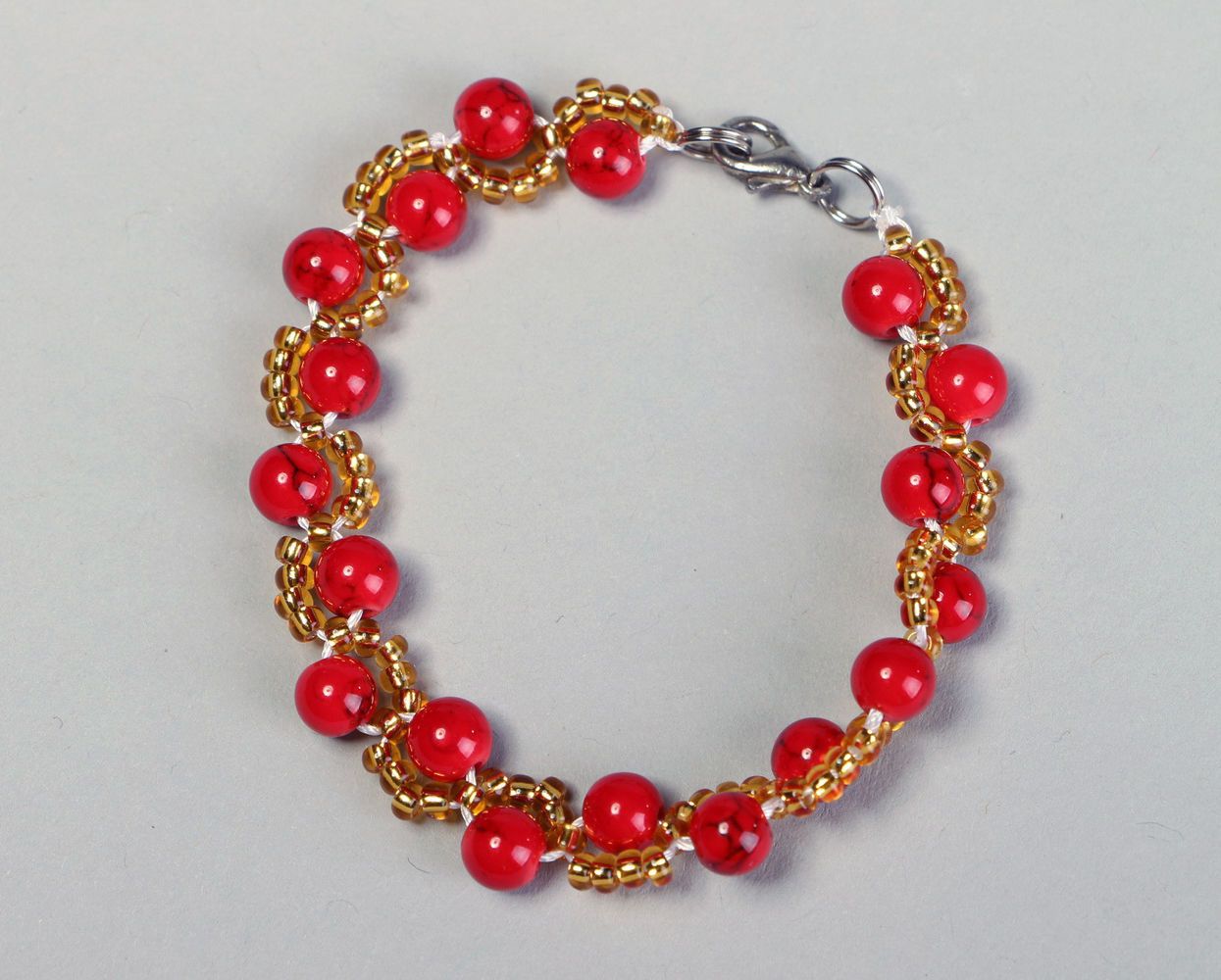 Bracelet made of coral and beads photo 2