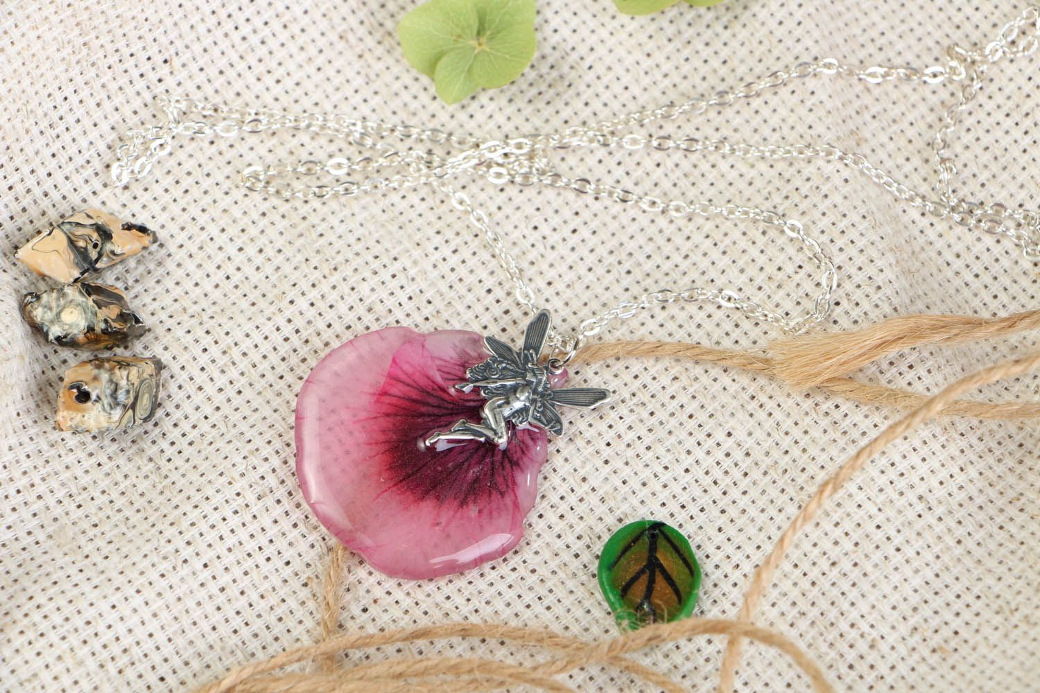 Pendant with geranium petal photo 1