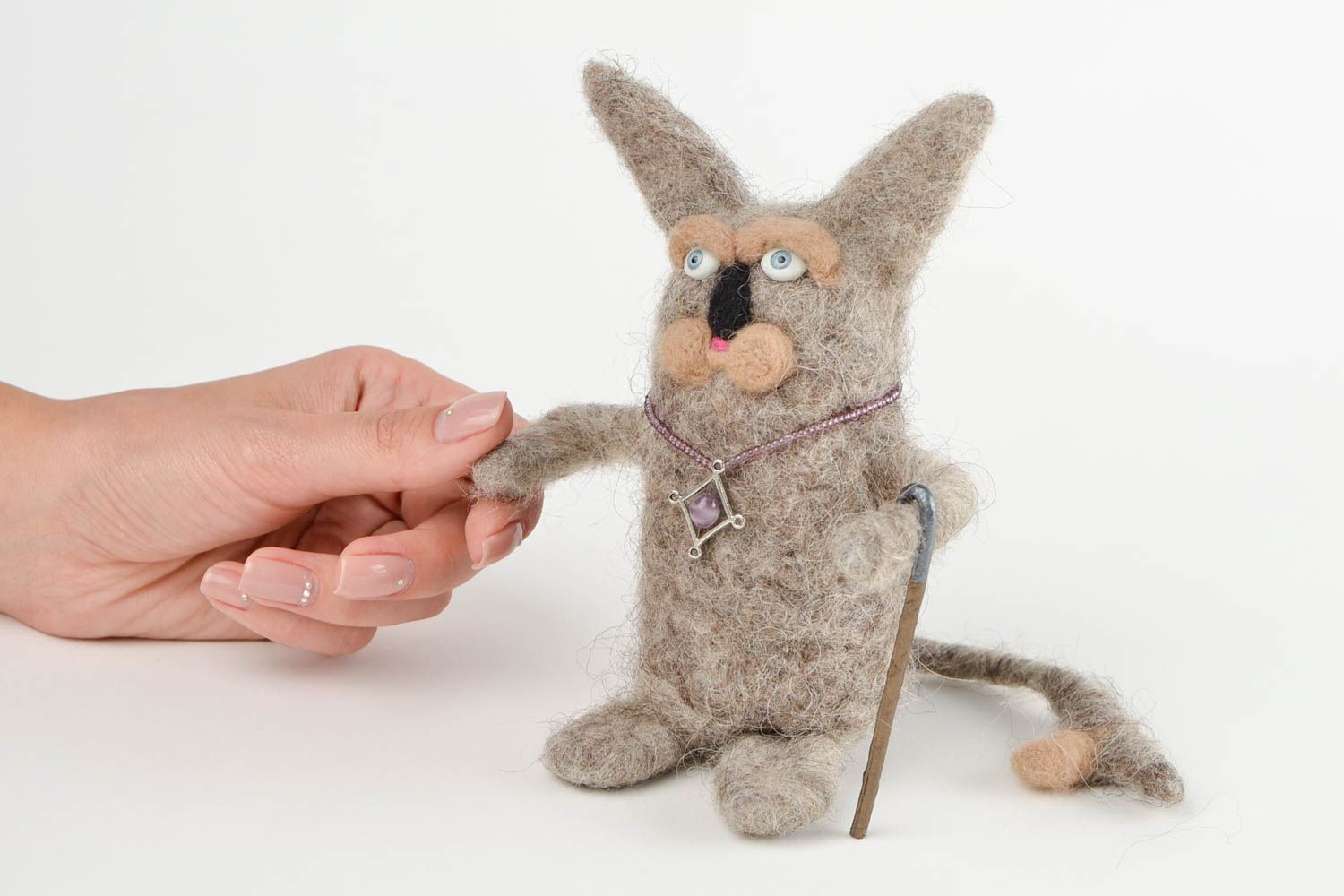 Peluche chat gris avec bâton Jouet fait main en laine feutrée Cadeau enfant photo 2