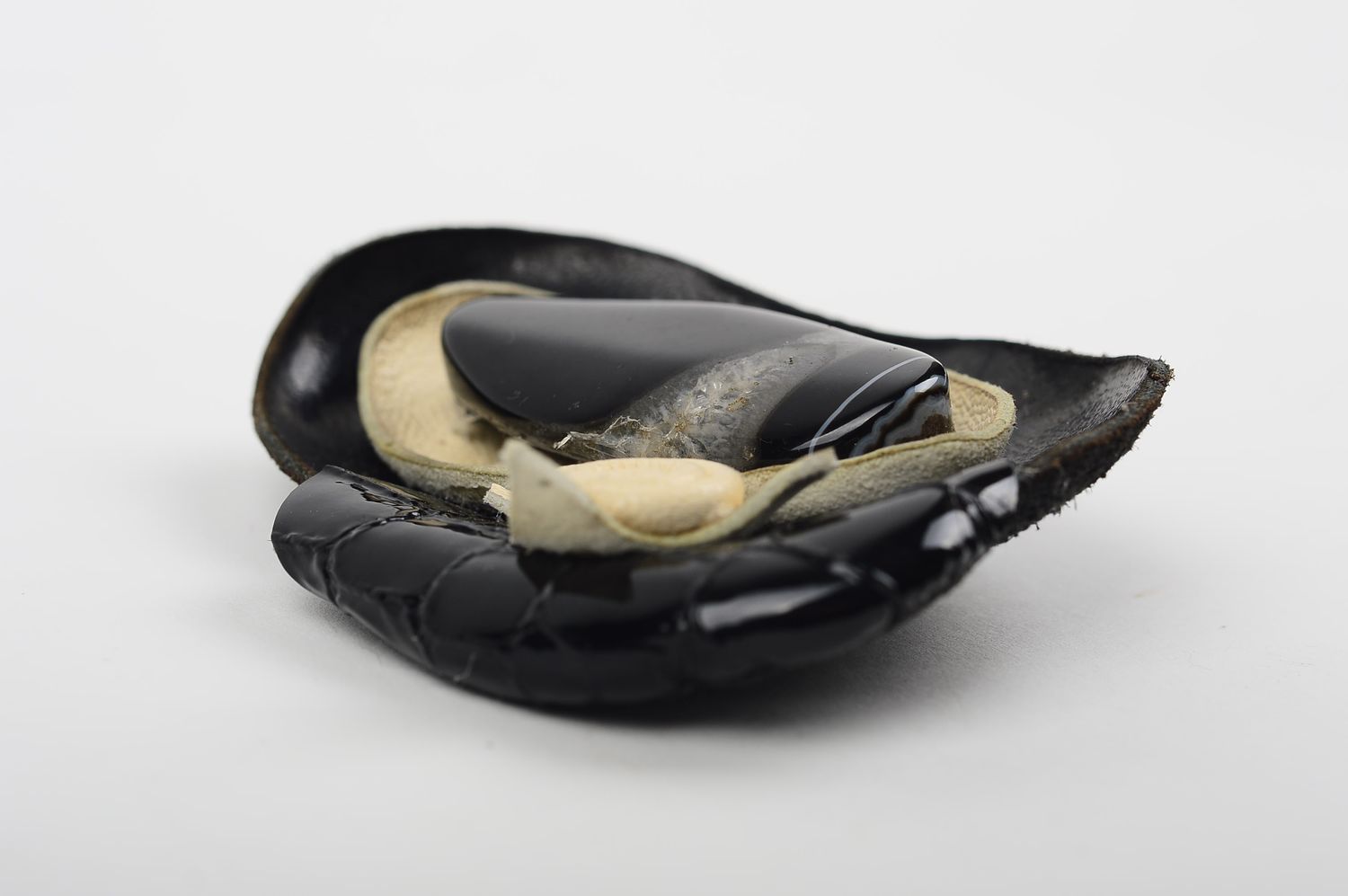 Broche en cuir fait main Broche fantaisie ovale avec pierre Accessoire femme photo 3