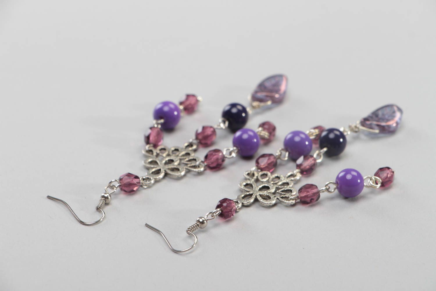 Boucles d'oreilles violettes en perles de cristal et acier faites main longues photo 4