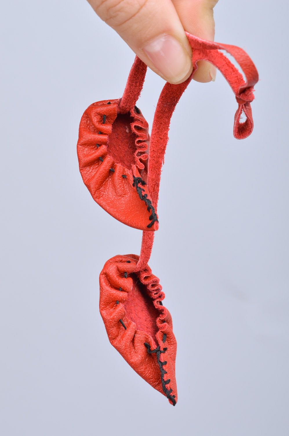 Llavero de cuero artesanal con forma de patucos rojos accesorio hecho a mano foto 3