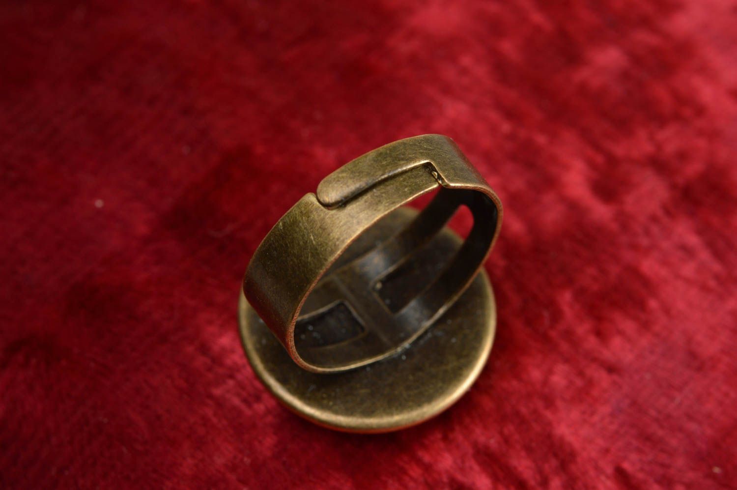 Кольцо декупаж с эпоксидной смолой на металлической основе стильное хэнд мейд фото 2
