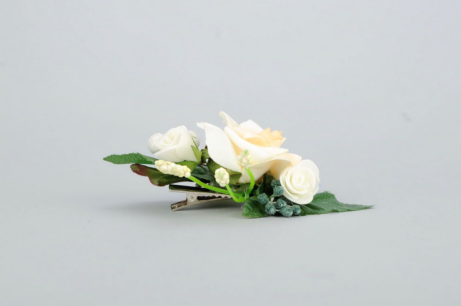 Hair clip with artificial flowers photo 5