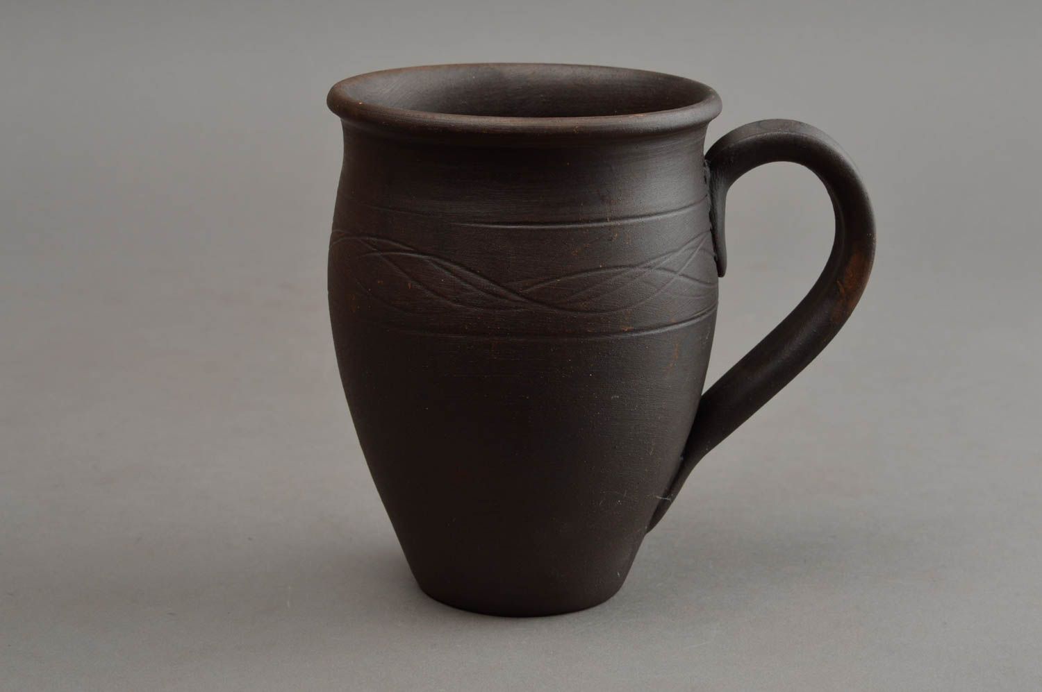 Глиняная чашка ручной работы в технике гончарства высокая темная авторская фото 2
