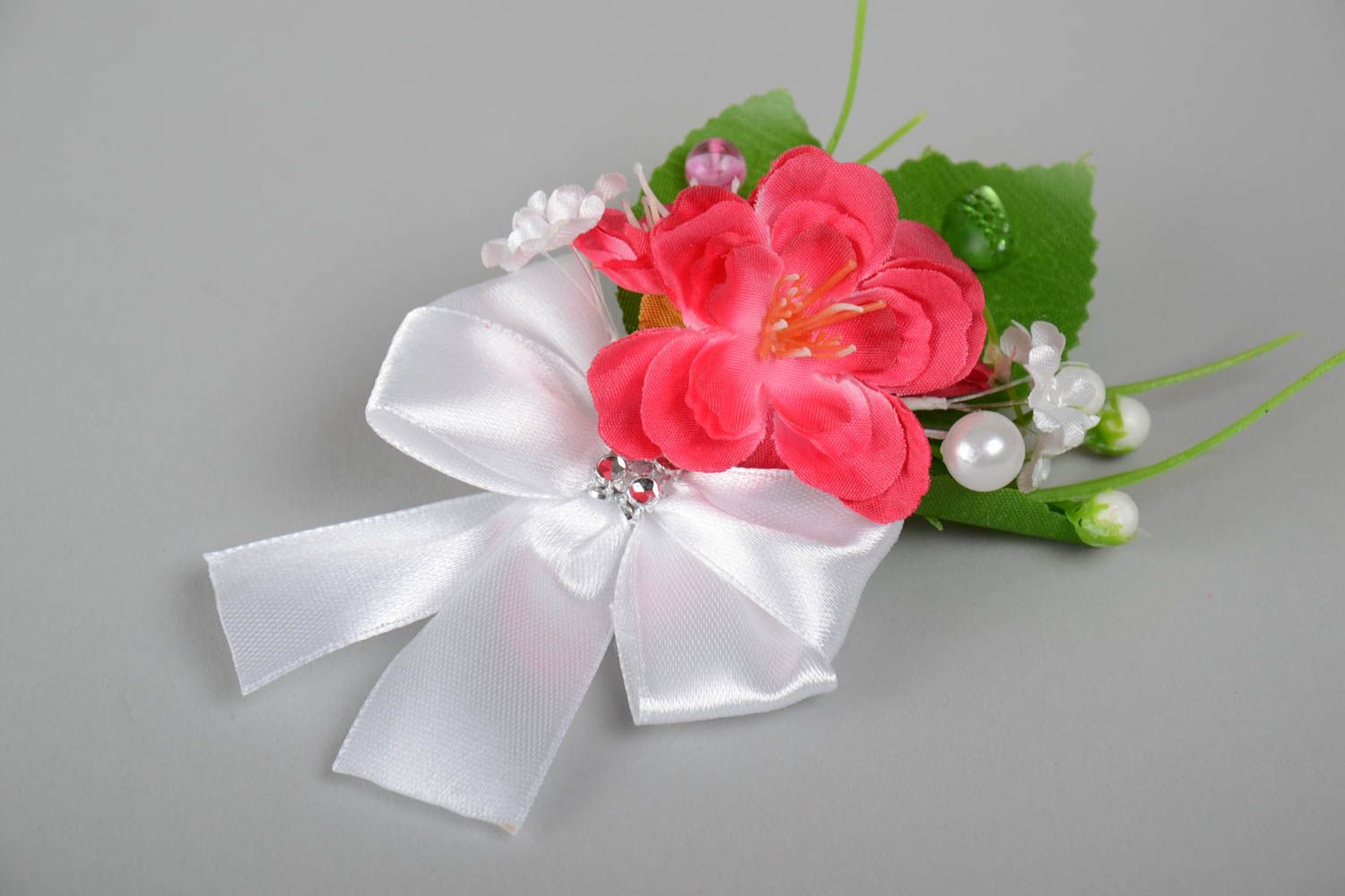 Boutonnière de mariage pour témoin ou fiancée fleurs rouges artificielles photo 2