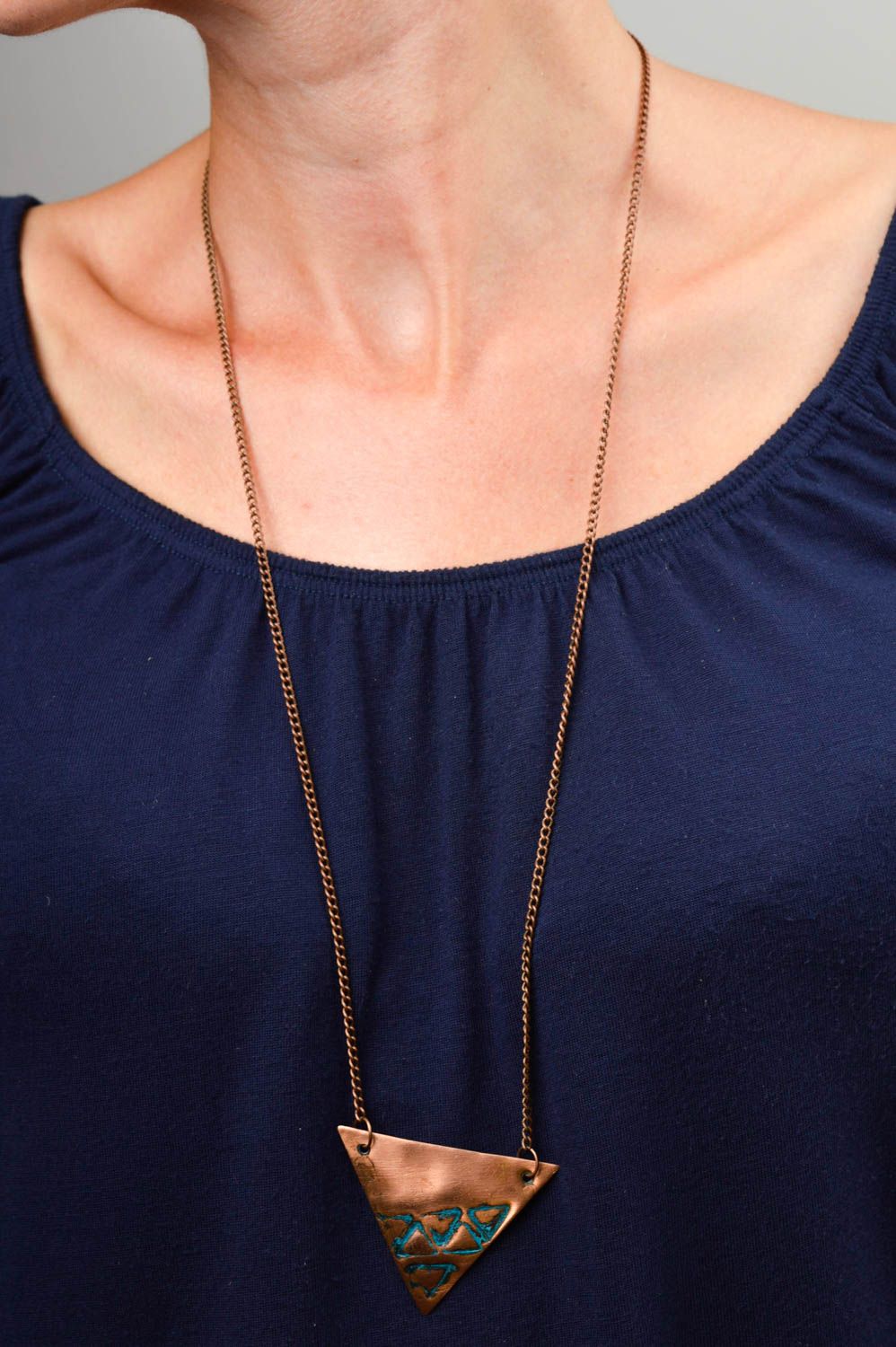 Pendentif en métal Bijou fait main triangle en cuivre Accessoire femme photo 1
