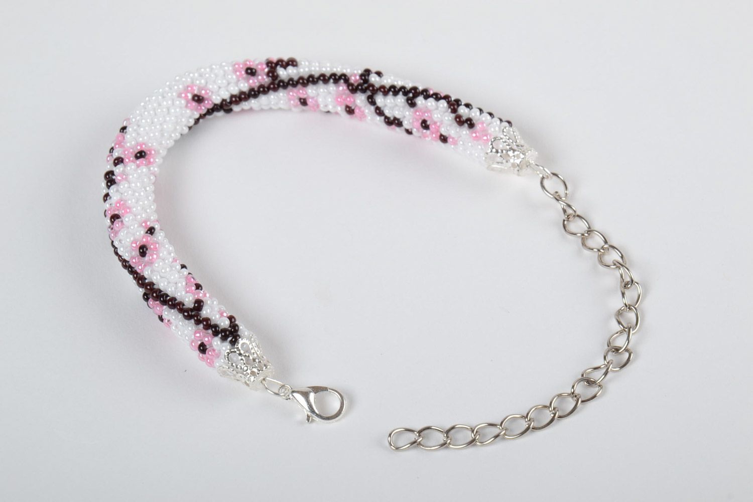 Bracelet tissé en perles de rocaille au crochet blanc motif floral fait main photo 4