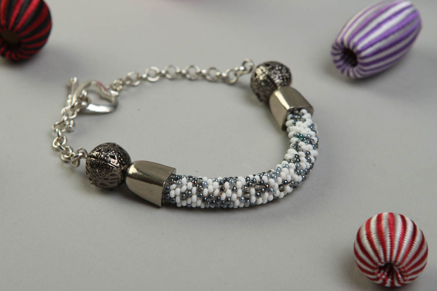 Bracelet perles de rocaille Bijou fait main gris avec chaîne Accessoire femme photo 1