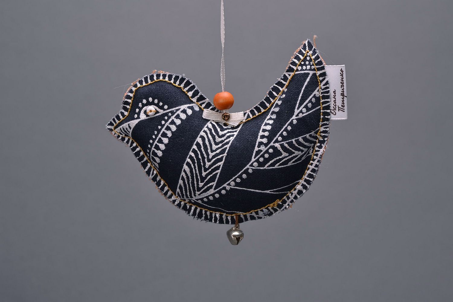 Pingente de tecido pássaro preto e laranja  foto 1