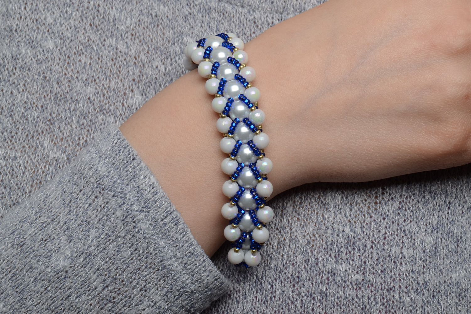 Bracelet en perles de rocaille et perles en plastique large blanc-bleu fait main  photo 1