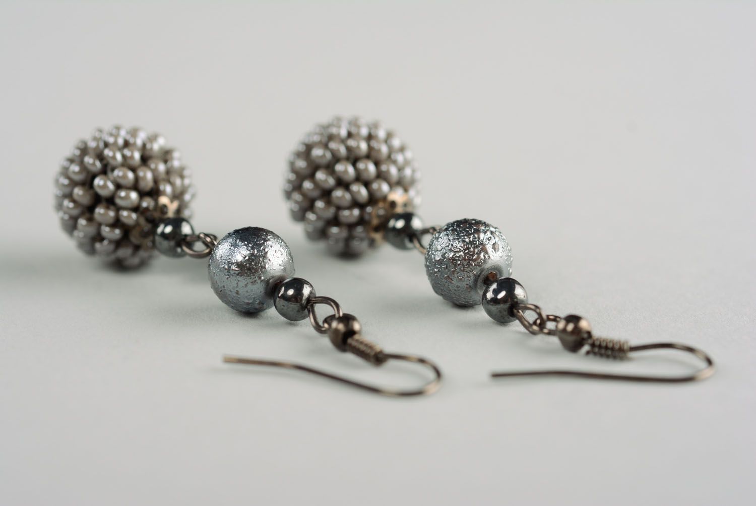 Boucles d'oreilles en perles de rocaille grises faites main photo 4