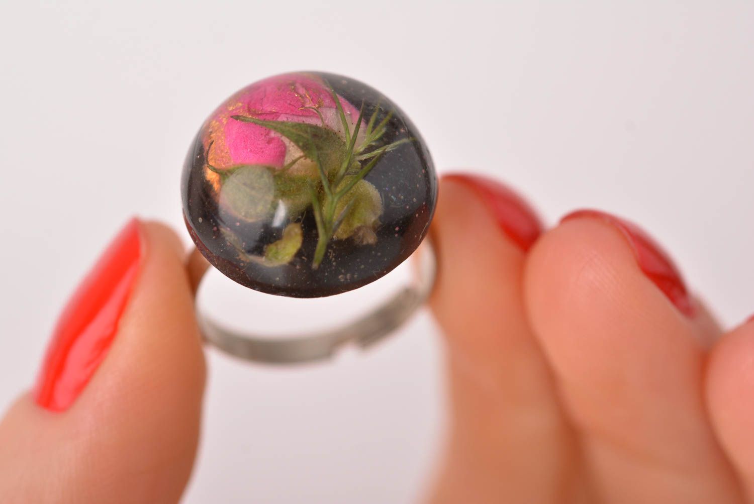 Bague noire avec fleur rose Bijou fait main résine époxy métal Accessoire femme photo 3
