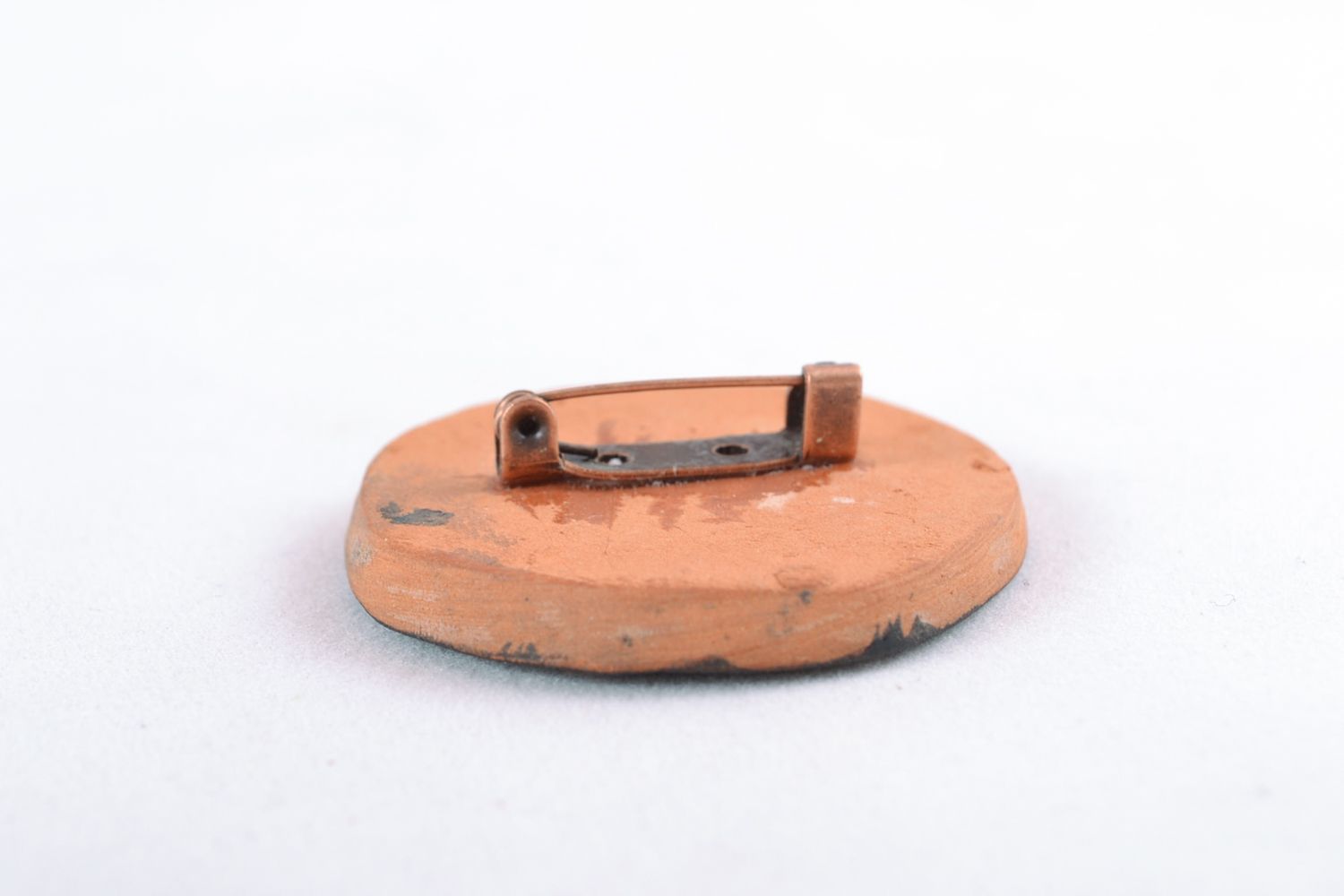 Round ceramic brooch with crane image photo 4
