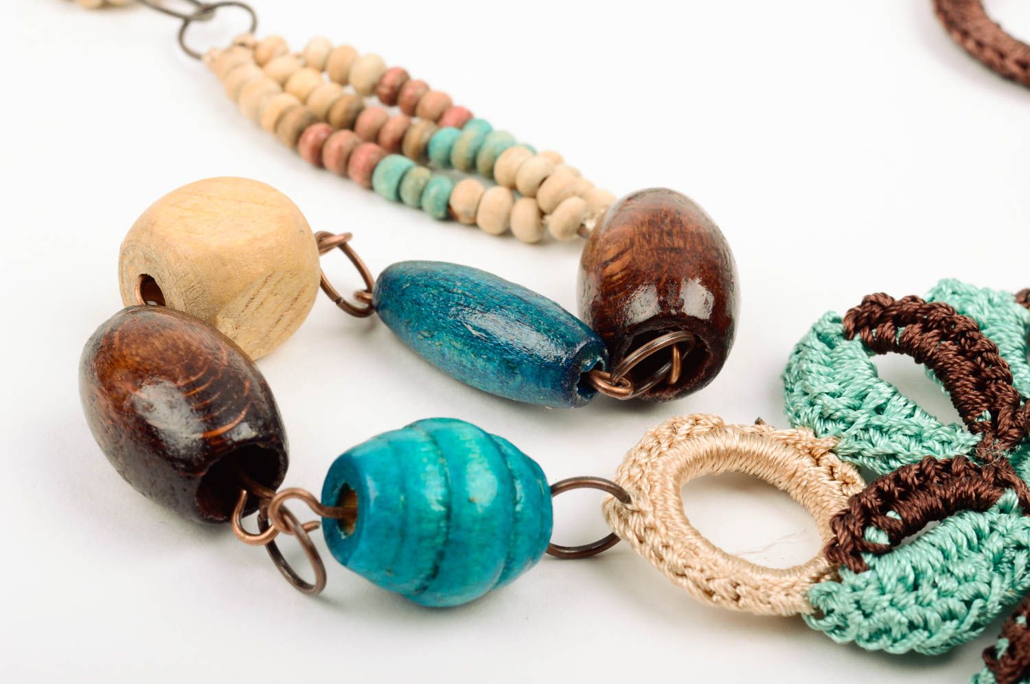 Collier tricoté en fils et perles de bois fait main original bleu-beige-marron photo 4