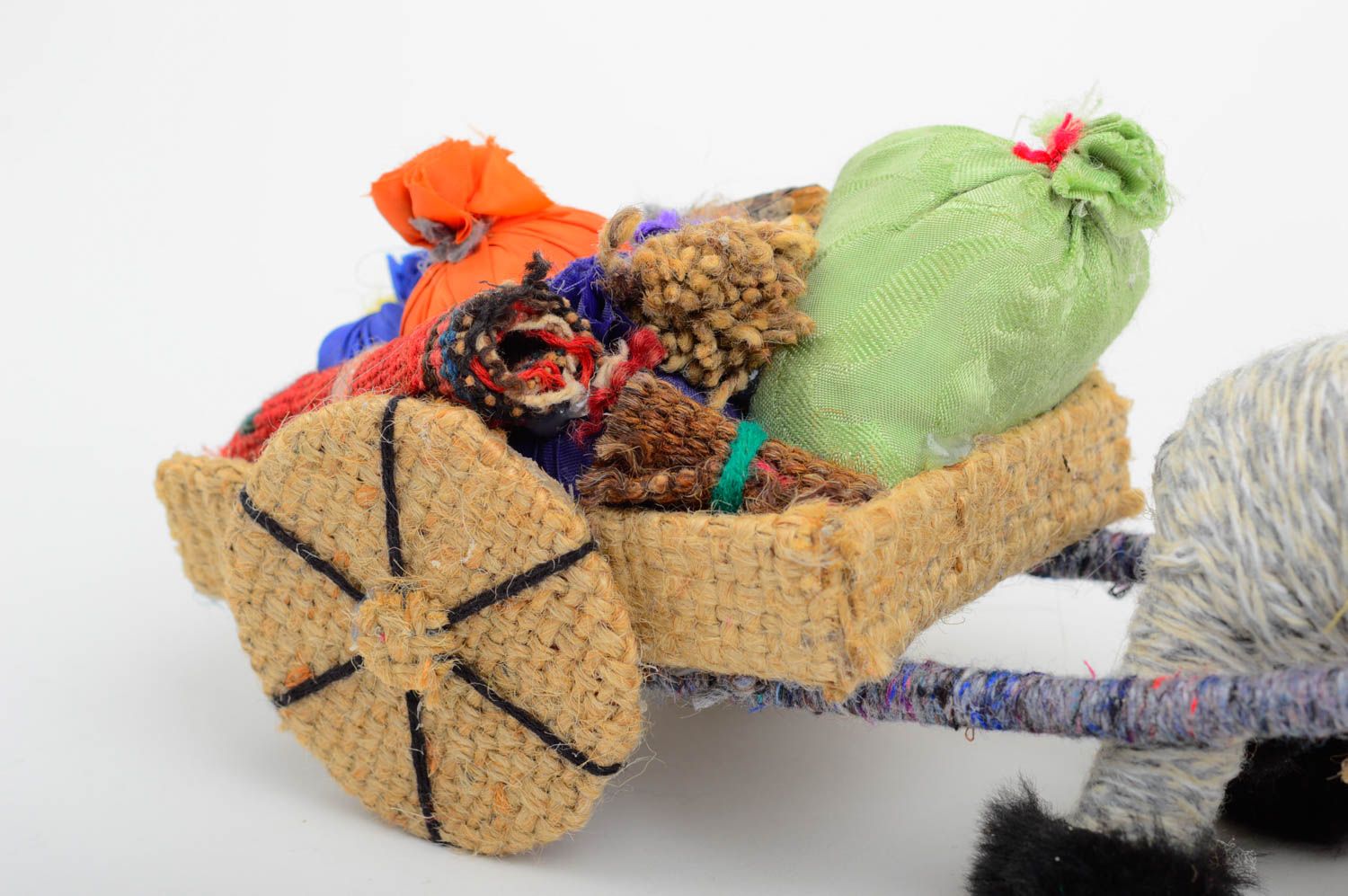 Статуэтка ручной работы интерьерная игрушка ослик с повозкой декор для дома фото 5