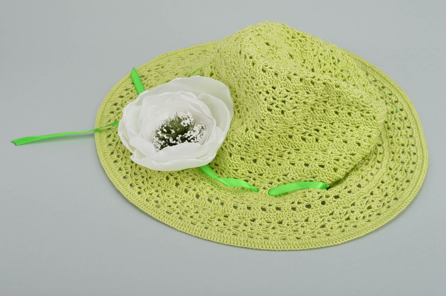 Вязаная шляпка для девочки красивая салатная с полями с цветами ручная работа фото 5