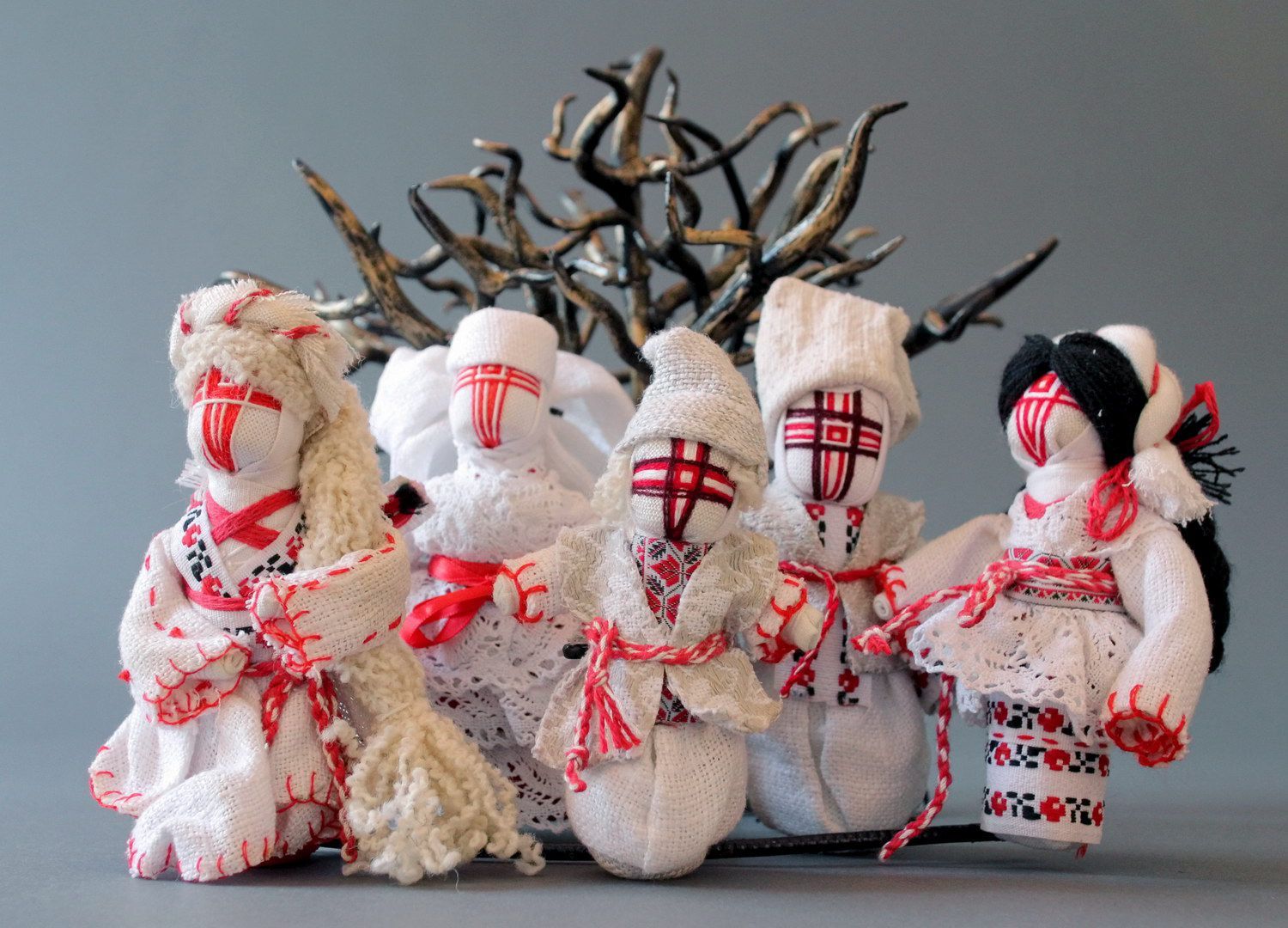 Conjunto de bonecas motanka com suporte árvore genealógica foto 1