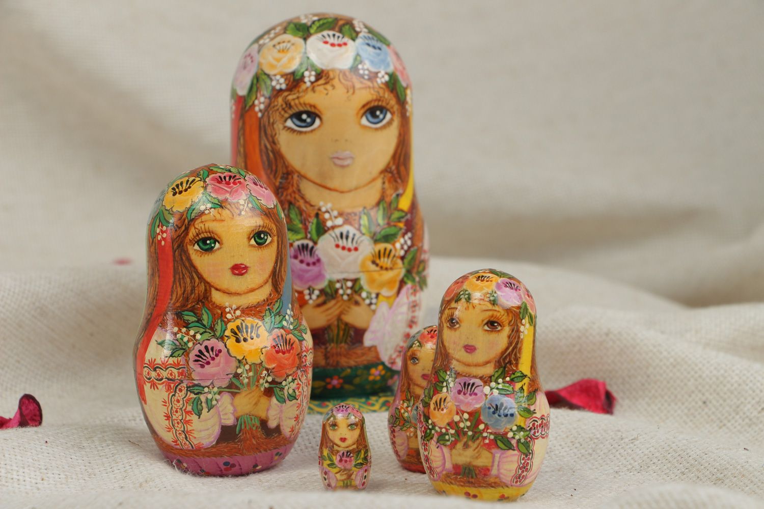 Handgemachte Matroschka aus Holz mit Bemalung zusammengesetzt aus 5 Puppen foto 5