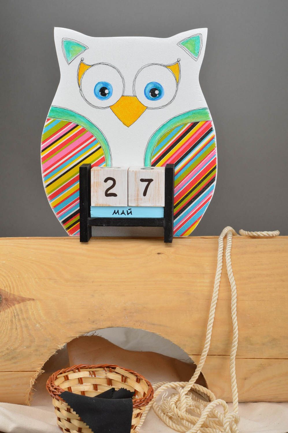Детский календарь в виде совы из фанеры декупаж в полоску ручной работы фото 1