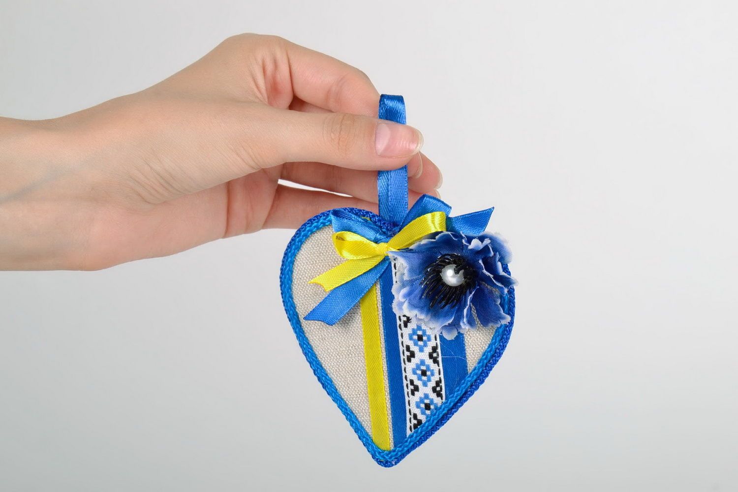 Suspension faite main en forme de cœur bleu et jaune photo 5