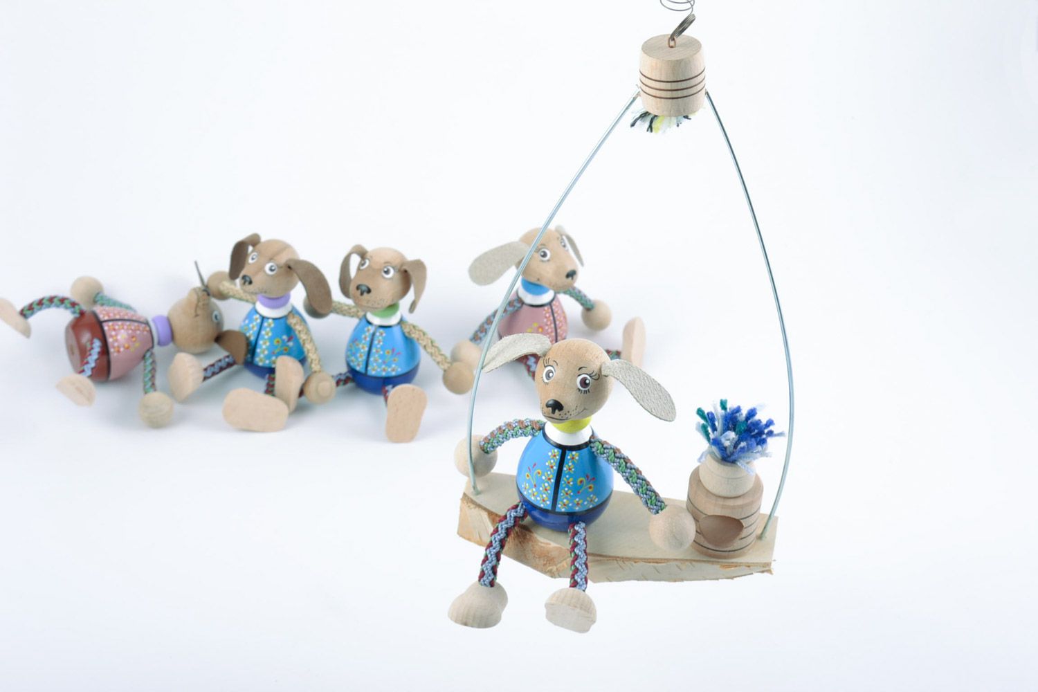 Künstlerisches Baby Lernspielzeug aus Holz handmade Dekor für Kinderzimmer Hund auf der Schaukel foto 1
