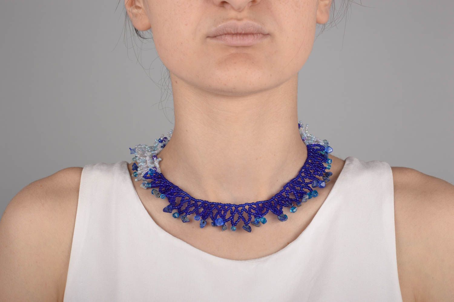 Collier en perles de rocaille Bijou fait main bleu blanc original Cadeau femme photo 1