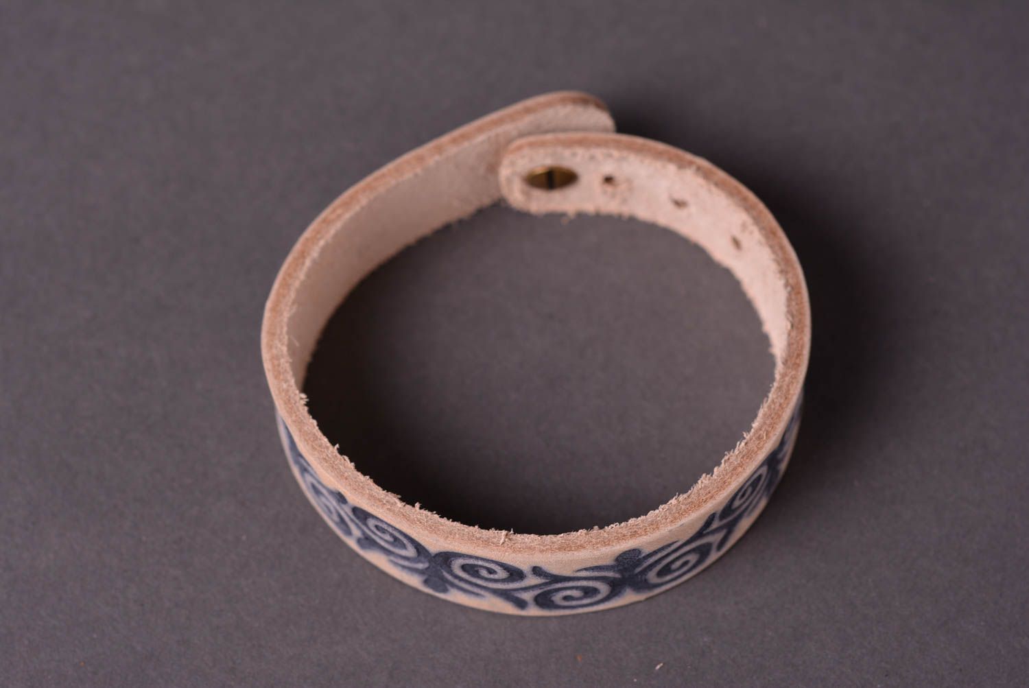 Кожаный браслет ручной работы украшение из кожи браслет на руку светлый фото 3