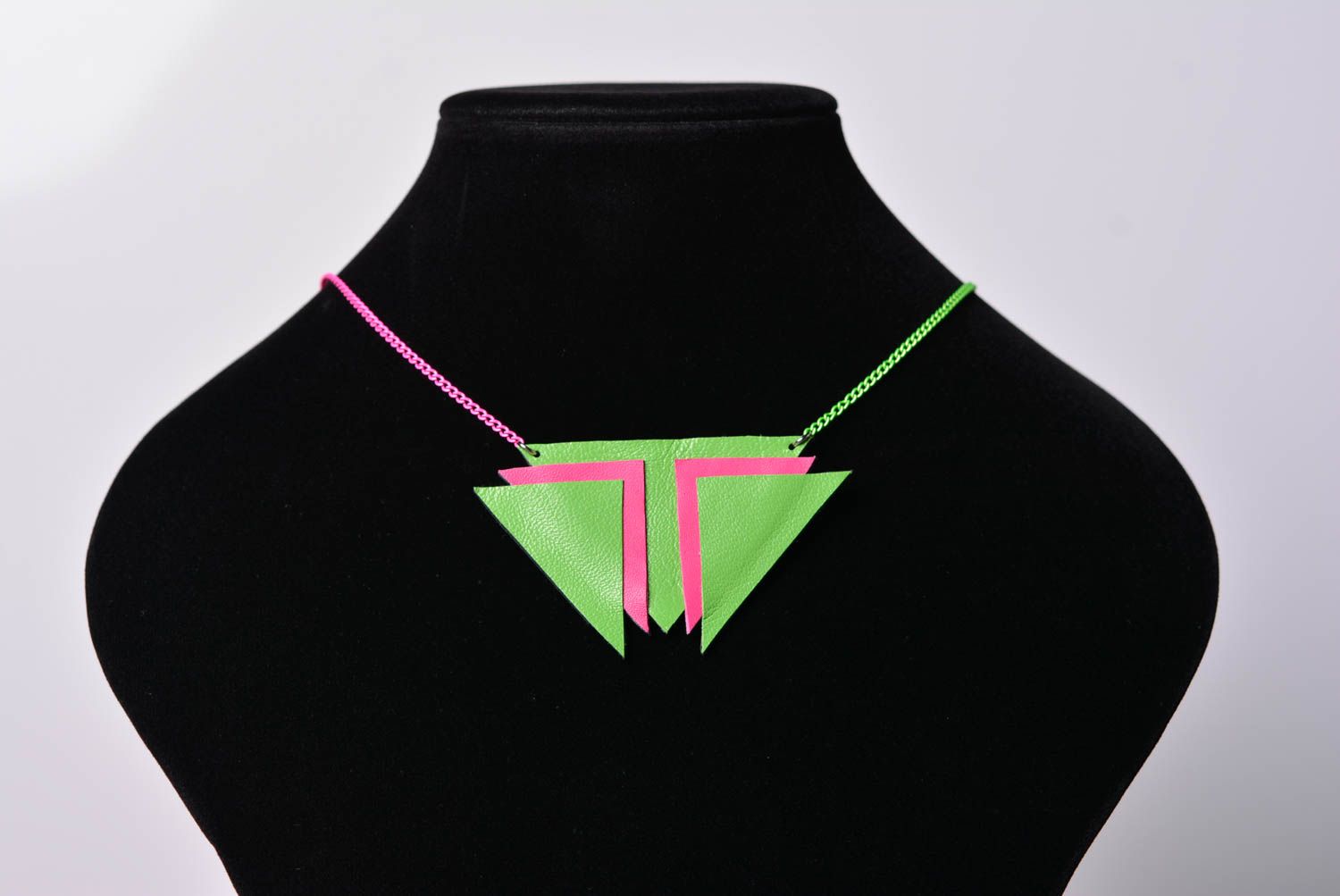 Handmade Schmuck aus Leder Accessoire für Frauen Ketten Anhänger rosa grün foto 4