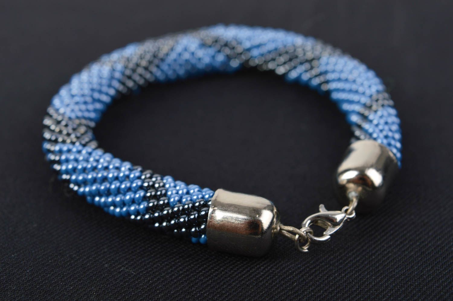 Bracelet perles rocaille Bijou fait main bleu motif noir Accessoire femme design photo 1
