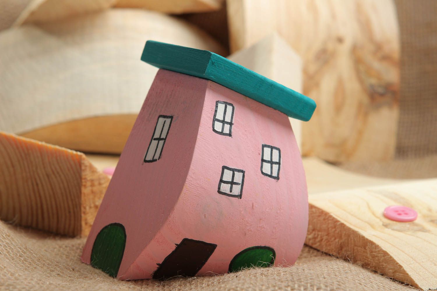 Figura de madera hecha a mano decoración de escritorio figura de casa rosada  foto 1