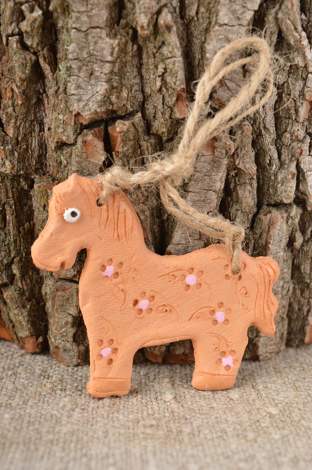Игрушка из глины игрушка лошадка ручной работы глиняная игрушка на шнурке фото 1