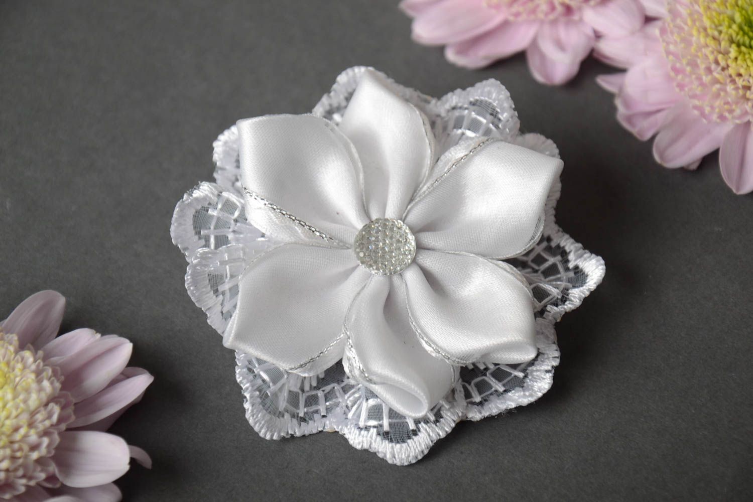 Weiße handgemachte Blume aus Atlasbändern und Spitzen Rohling für Brosche foto 1