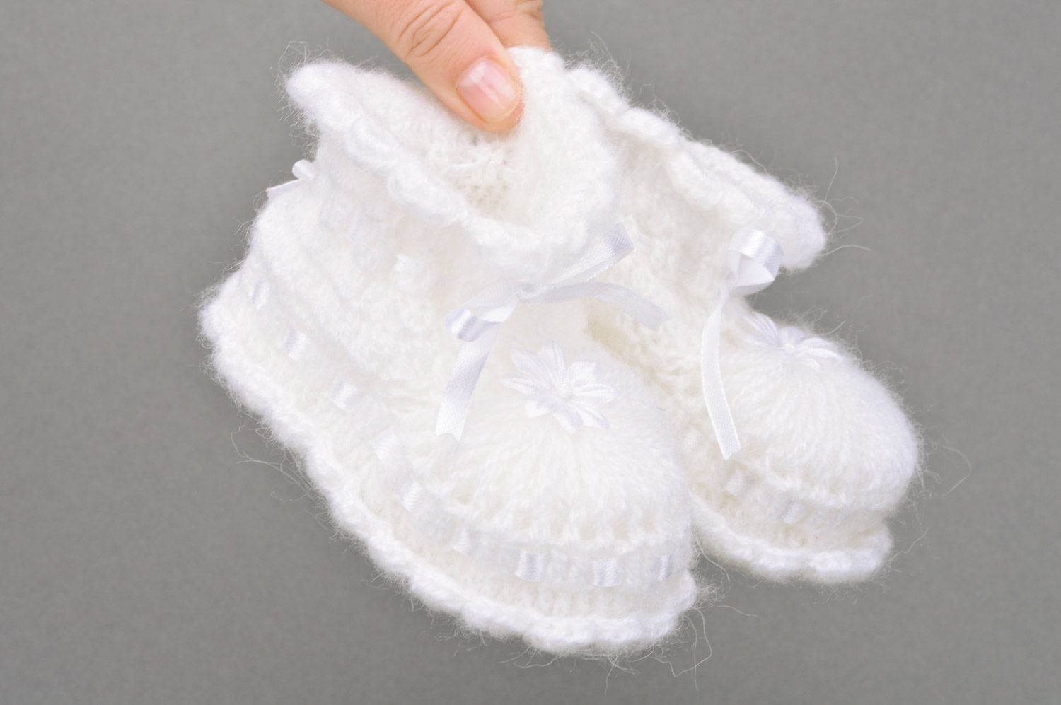 Chaussons de bébé blancs tricotés manuellement d'acryl avec rubans pour fille  photo 3
